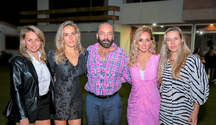  Oscar Torres Corzo con sus hijas Monse, Mónica, María y Marcela Torres.