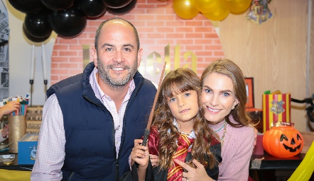 Hugo Humara y Carla Huber con sus hijas Isabella y Vittoria.