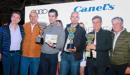  Alejandro Valladares, Alejandro Gómez y Galo Galván, campeones categoría “C”, con Oscar Silos, Fernando Pérez y Jorge Gómez.