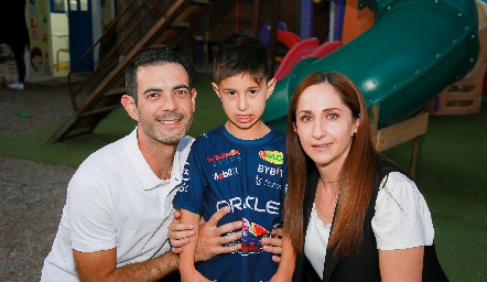  René Hernández y Genoveva Flores con su hijo Pato.
