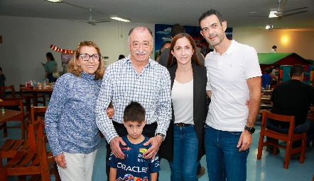  María Alicia Jiménez, José Rodolfo Flores con Pato, Genoveva Flores y René Hernández.