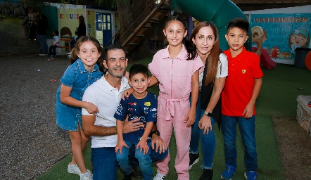  Emilia, René, Patricio, Marijó, Genoveva y Diego Hernández Flores.
