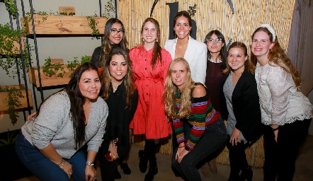  Mariana con sus amigas.