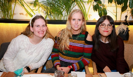  Cecilia Velasco, Ingrid Velasco y Natalia Pulet.