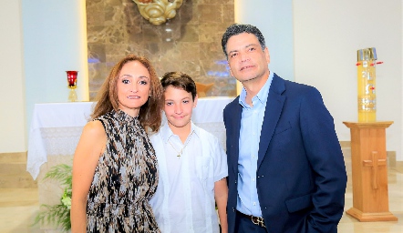  Adriana Ocaña y Mauricio Humara con su hijo Andrés.