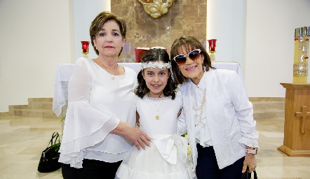  Luciana con sus abuelas.