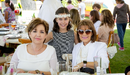  Luciana con sus abuelas Laura González y Paty Gómez.
