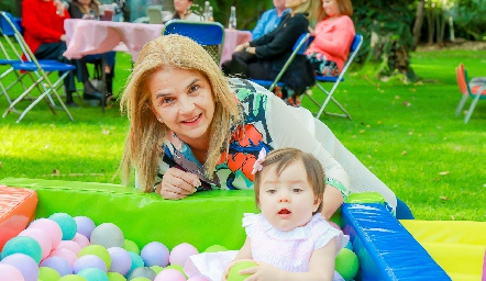  Valentina con su abuela Luzma Márquez.