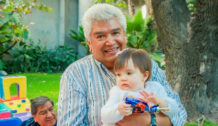 Francisco Ruiz con su nieta Valentina Ruiz.