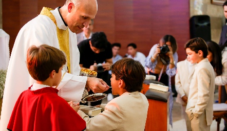  Patricio recibiendo la sagrada eucaristía.