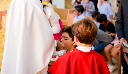  Sebastián recibiendo la eucaristía.