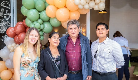  Arely Carrillo, Esperanza Ibarra, Marcos Ovalle y David Ovalle.