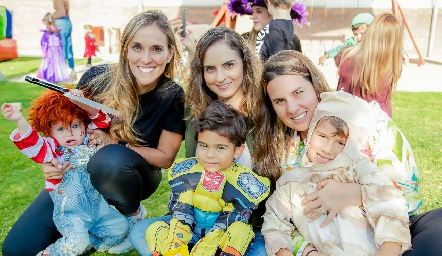  Daniela con Sofía, Ana Isabel con Lorenzo, Isa con Eugenio.