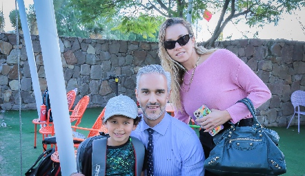  Oscar Estrada y Marcela Rubio con su hijo Oscar.