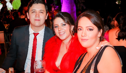  Brandon Mendoza, Vane Moreno y Lynnette Ríos.