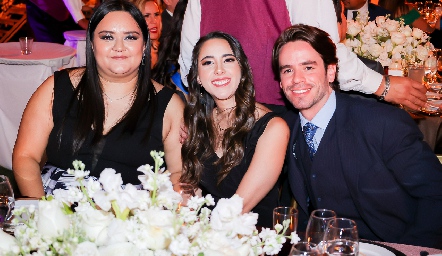  Estefanía Acevedo, Lorena Cuadra y Eduardo Ávarez.