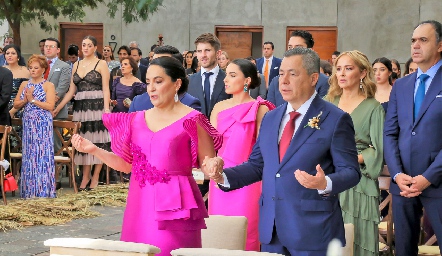  Laura Rodríguez de Bravo y Lisandro Bravo, papás de la novia.