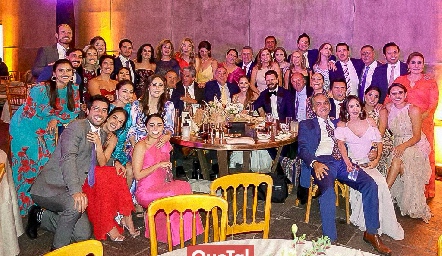  La Raza con todos sus hijos.