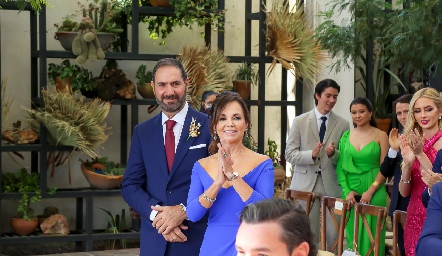  Luis Antonio Mahbub y Elsa de Mahbub, papás del novio.