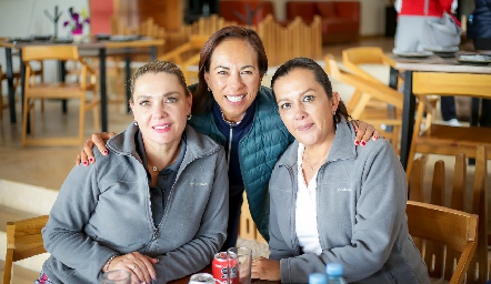  Claudia Hernández, Maritere Mayen y Elena Díaz.
