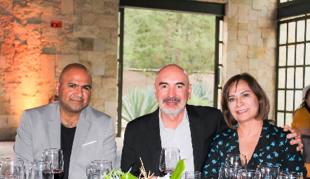  Miguel Noyola, David Cavillo y su esposa.