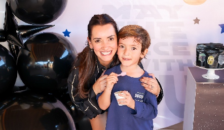  Paloma González con su hijo Cristóbal Artolózaga.