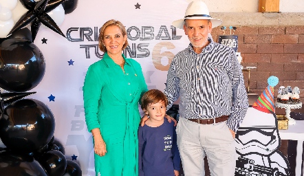  Olga Espitia e Ignacio González con su nieto Cristóbal.