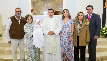  Isabella con sus papás y abuelos José Lorca, Laura de Lorca, Padre Rubén Pérez, Andrea Lorca, Adriana González y Héctor Gordoa.