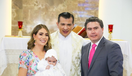  Andrea Lorca, Padre Rubén Pérez y Héctor Gordoa con Isabella.