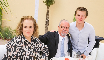  Claudia Rubín de Celis y Arturo Álvarez con su hijo Rodrigo.