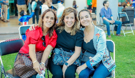  María Sotomayor, Michelle Mendoza y Mariana Meade.