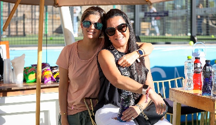 Lourdes López y Sindhy Gutiérrez.
