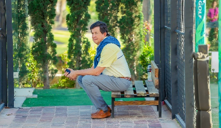  Carlos López viendo el juego de su nieta.
