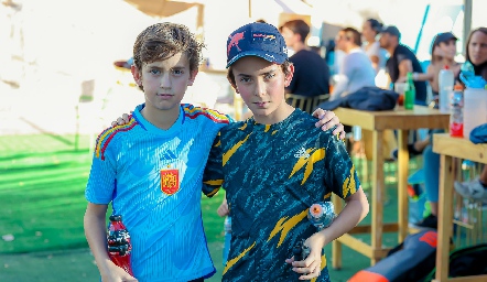  Diego y Santiago.