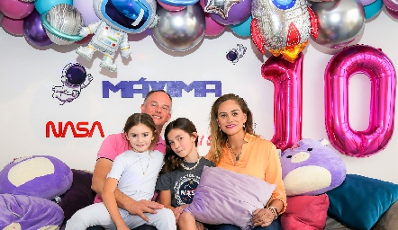  Maximiliano de Alba, Catalina de Alba, Máxima de Alba y Danaé Enríquez.