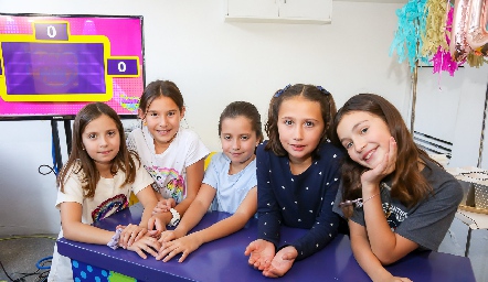  Andrea, Elena, Alexia, Alexa y Máxima de Alba.