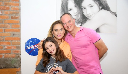  Máxima de Alba, Danaé Enríquez y Maximiliano de Alba.