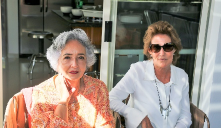  Lourdes Allende y Mary Galán.