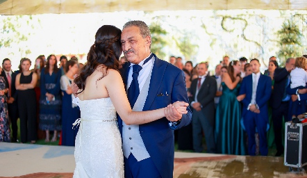  Andrea bailando con su suegro.