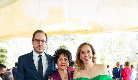  Nena Torres Corzo con sus hijos Francisco y Marcela Guevara.