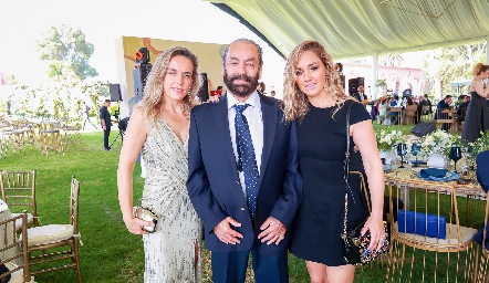  Oscar Torres Corzo con sus hijas Mónica y María Torres.