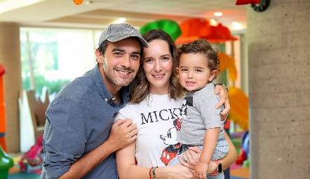  Daniel con sus papás Rodrigo Aparicio y Fabiola Martín Alba.