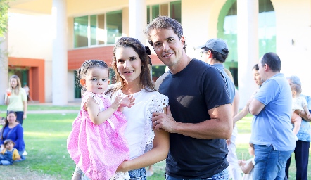  Jessica Martín Alba y Javier Meade con su hija Alessa.