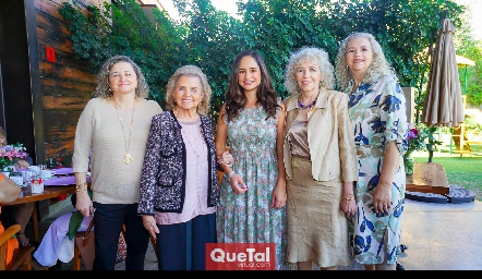  Claudia Villasana con la familia Llamazares.