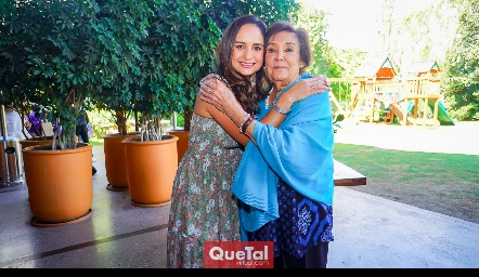 Claudia Villasana con su abuela María Elena Ramírez.