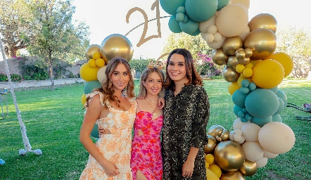  Sofi Vallejo, Miranda Gómez y Natalia Hampshire.