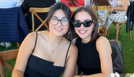  Ximena Leos y Valeria Navarro.