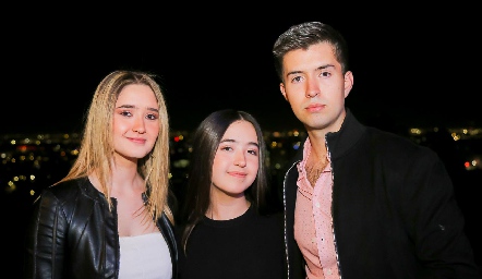  Los hermanos Herrera, Marina, Regina y Poncho.