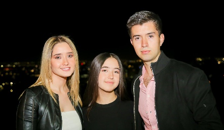  Marina, Regina y Poncho Herrera.