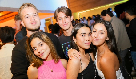  Fernando, Daniel Dávalos, Paulina García, Ana Sofía Ríos y Selena.